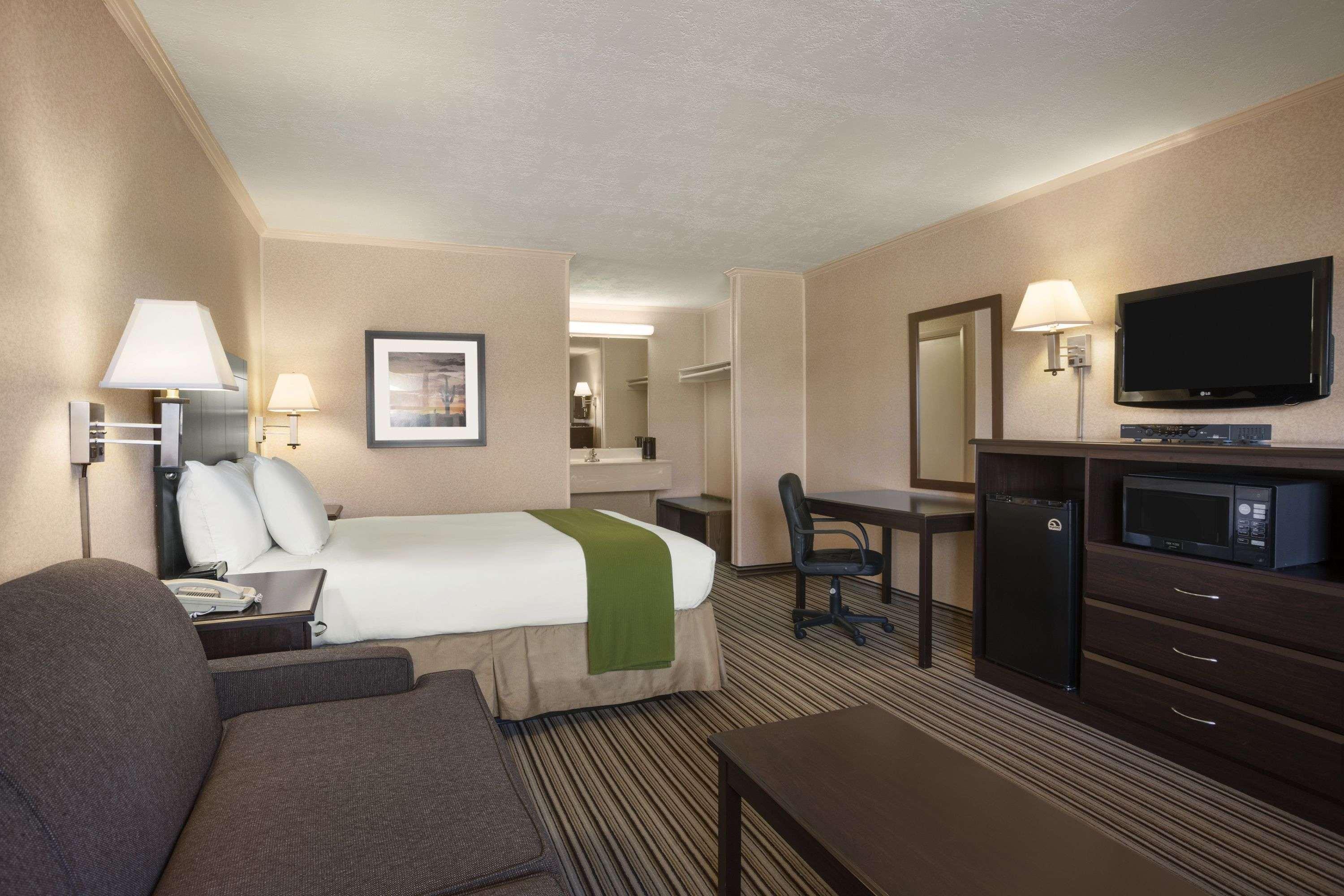 Days Inn By Wyndham Grants Exterior photo
