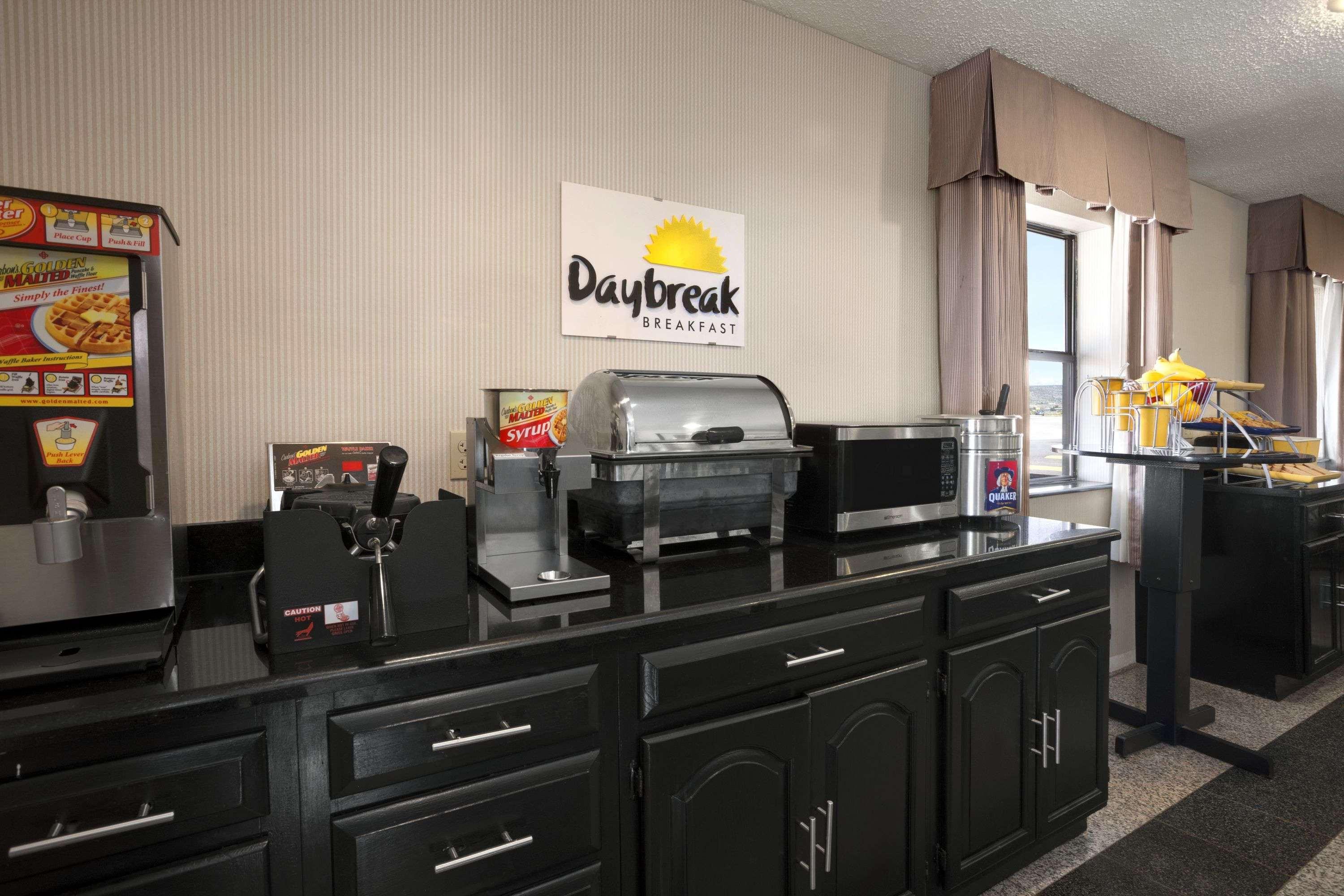 Days Inn By Wyndham Grants Exterior photo
