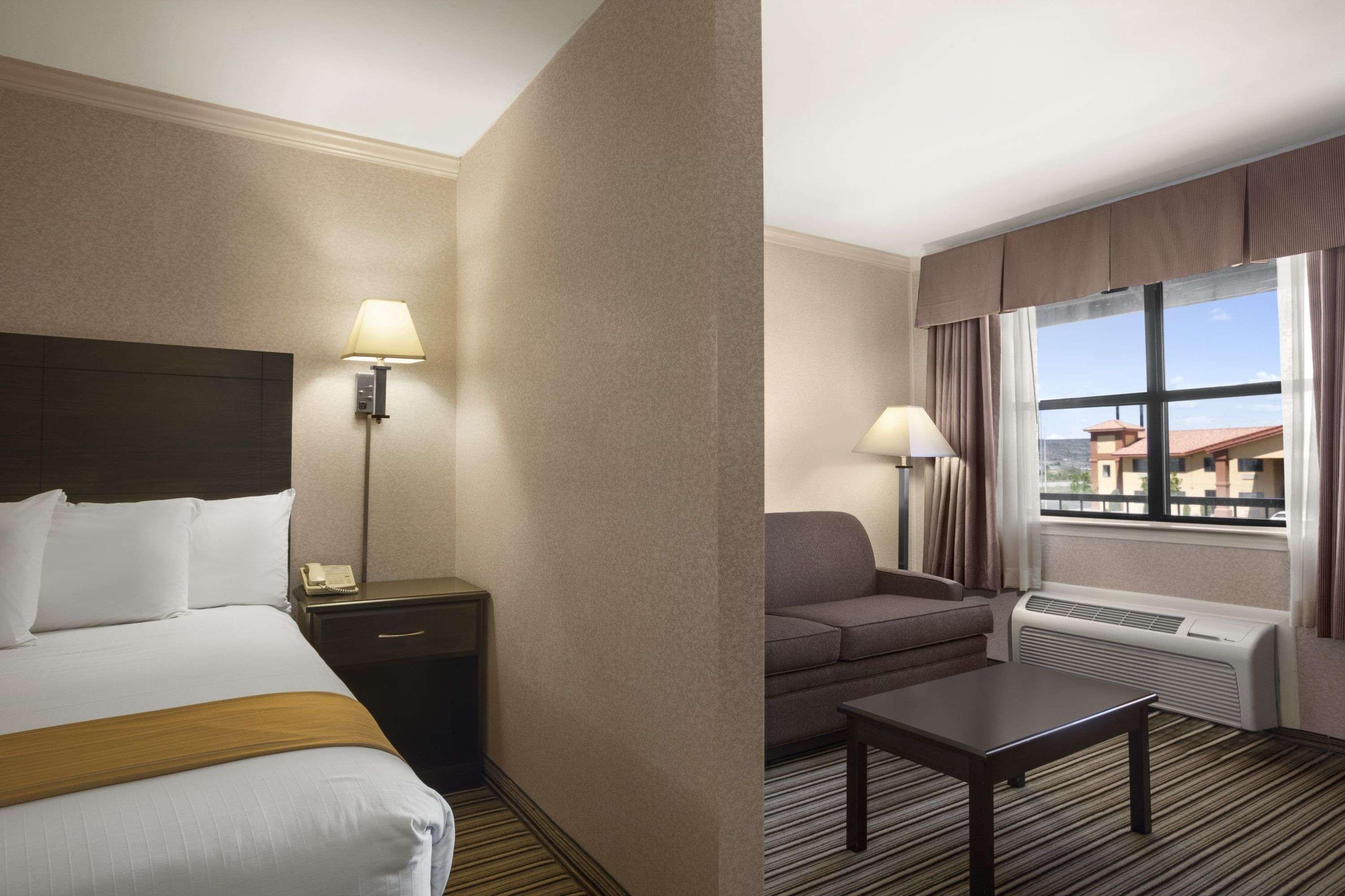 Days Inn By Wyndham Grants Exterior photo