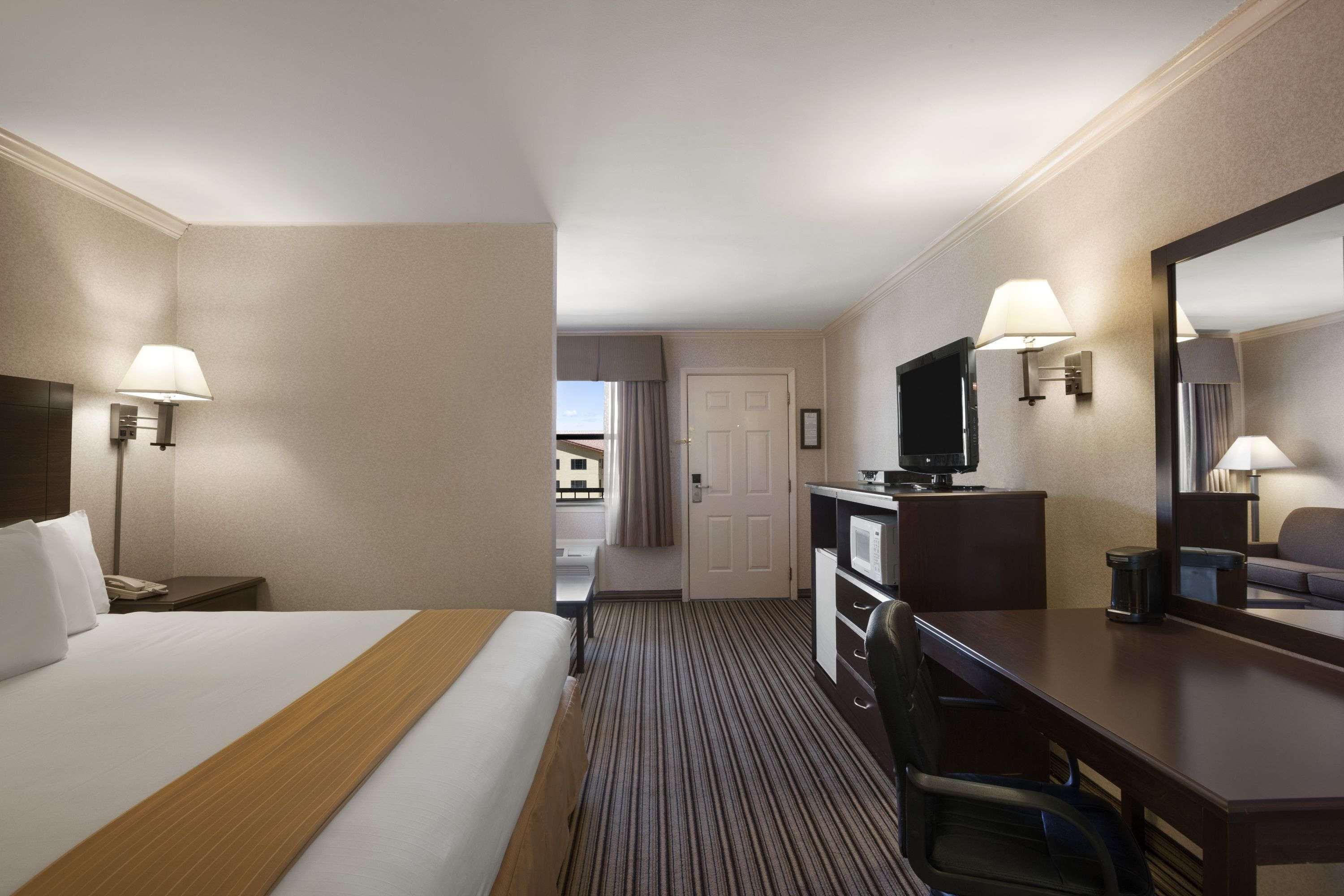 Days Inn By Wyndham Grants Exterior photo